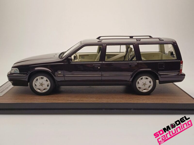 1:18 Volvo 960 Estate – Blackberry – Inclusief luxe grondplaat en vitrine box – Bild 2