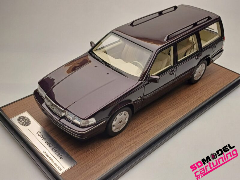 1:18 Volvo 960 Estate – Blackberry – Inclusief luxe grondplaat en vitrine box – Bild 6