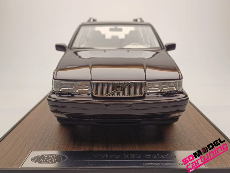 1:18 Volvo 960 Estate – Blackberry – Inclusief luxe grondplaat en vitrine box – Bild 4