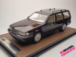 1:18 Volvo 960 Kombi - Brombeere - Inklusive Deluxe-Grundplatte und Display-Box