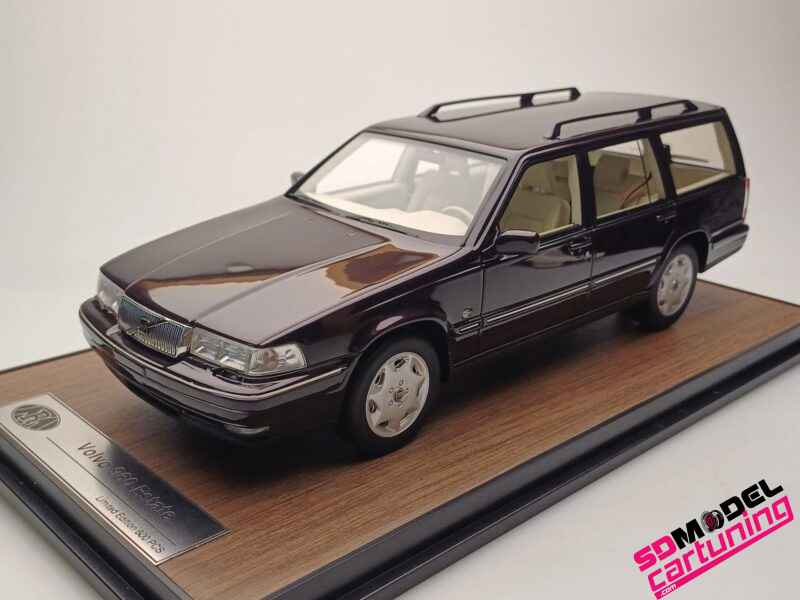 1:18 Volvo 960 Kombi - Brombeere - Inklusive Deluxe-Grundplatte und Display-Box
