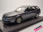 1/18 Saab 9-5 Sportcombi – 2006 – Titan Grijs – Inclusief Luxe Vitrine box