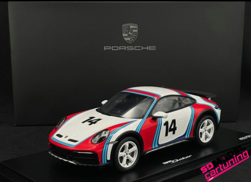 1:18 Porsche 911 992 Dakar Martini Livery #14 - 2023 - Inklusive Luxus-Vitrinenbox