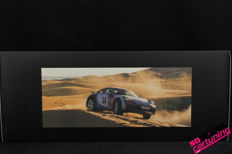 1:18 Porsche 911 992 Dakar Martini Livery #14 - 2023 - Inclusief Luxe  Vitrinebox – Bild 7