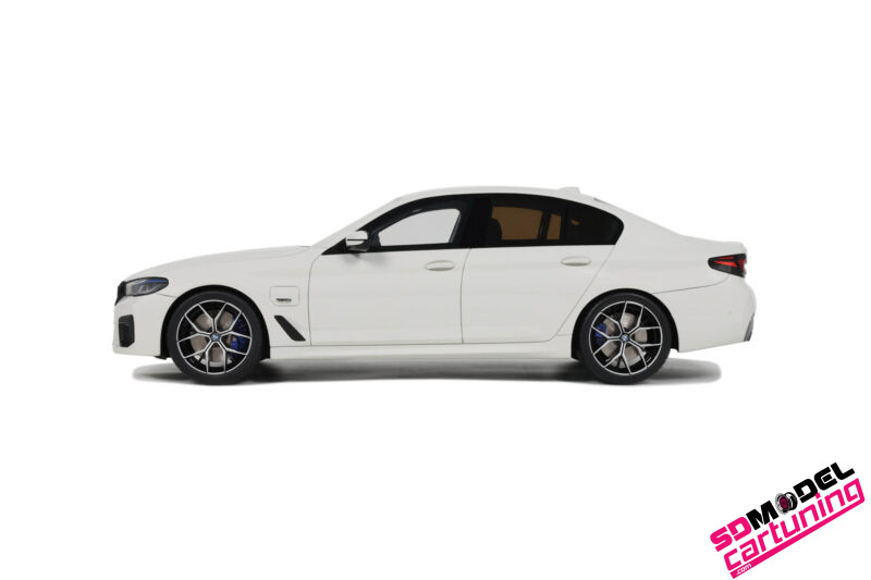 1:18 BMW 545E X Drive Saloon M Sport - 2023 - Wit - Imagen 2