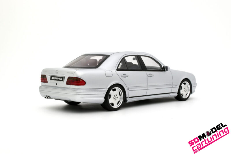 1:18 Mercedes-Benz E55 AMG W210 - 2001 - Brilliant silver - Afbeelding 2
