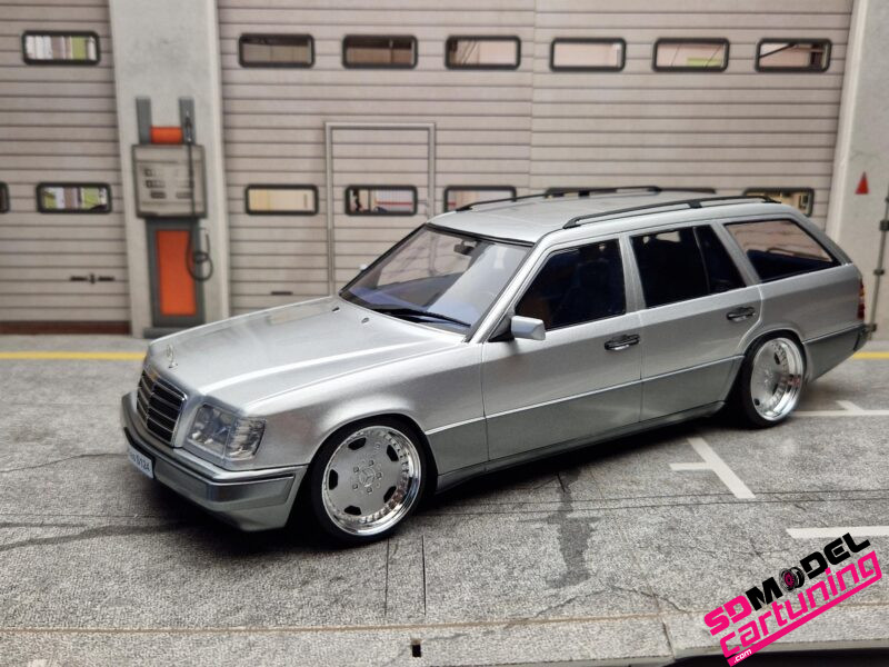 1:18 Mercedes Benz E-klasse 300E Estate - 1995 - Zilver met AMG velgen - immagine 2