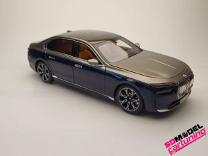 1:18 BMW i7 M70 xDrive (G70BEV) - Blau / Grau