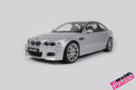 1:8 BMW M3 E46 – 2023 – Titanium Zilver – Inclusief luxe vitrine
