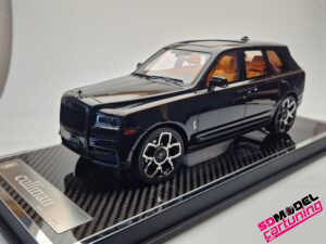 1:18 Rolls Royce Cullinan - Zwart inclusief luxe vitrinebox