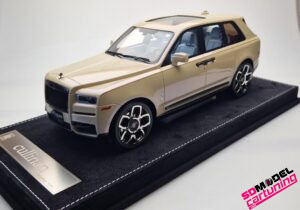 1:18 Rolls Royce Cullinan - beige-gris perla metálico con caja vitrina