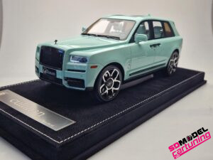 1:18 Rolls Royce Cullinan - Tiffany Groen Incluye caja de exposición.