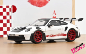 1:18 Porsche 911 GT3 Weissach Pack - 2022 - Wit / Pyro Rood