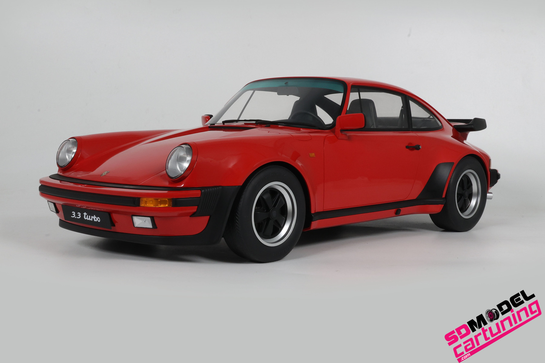 1:8 Porsche 911 930 Turbo 3.3 - 1989 - Indian Red - Inclusief luxe vitrinebox